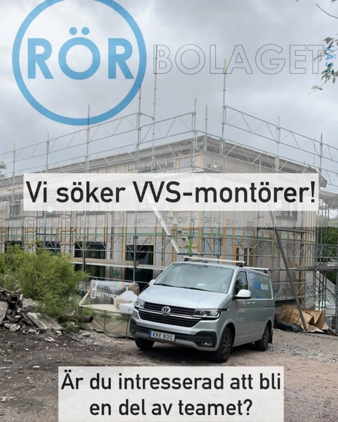 Rörbolagets servicebil vid en byggarbetsplats. På bilden står texten Vi söker VVS-montörer.